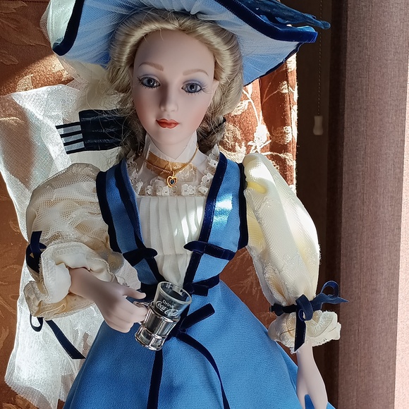 Felicia The Coca-Cola limited edition heirloom doll - Picture 4 of 13